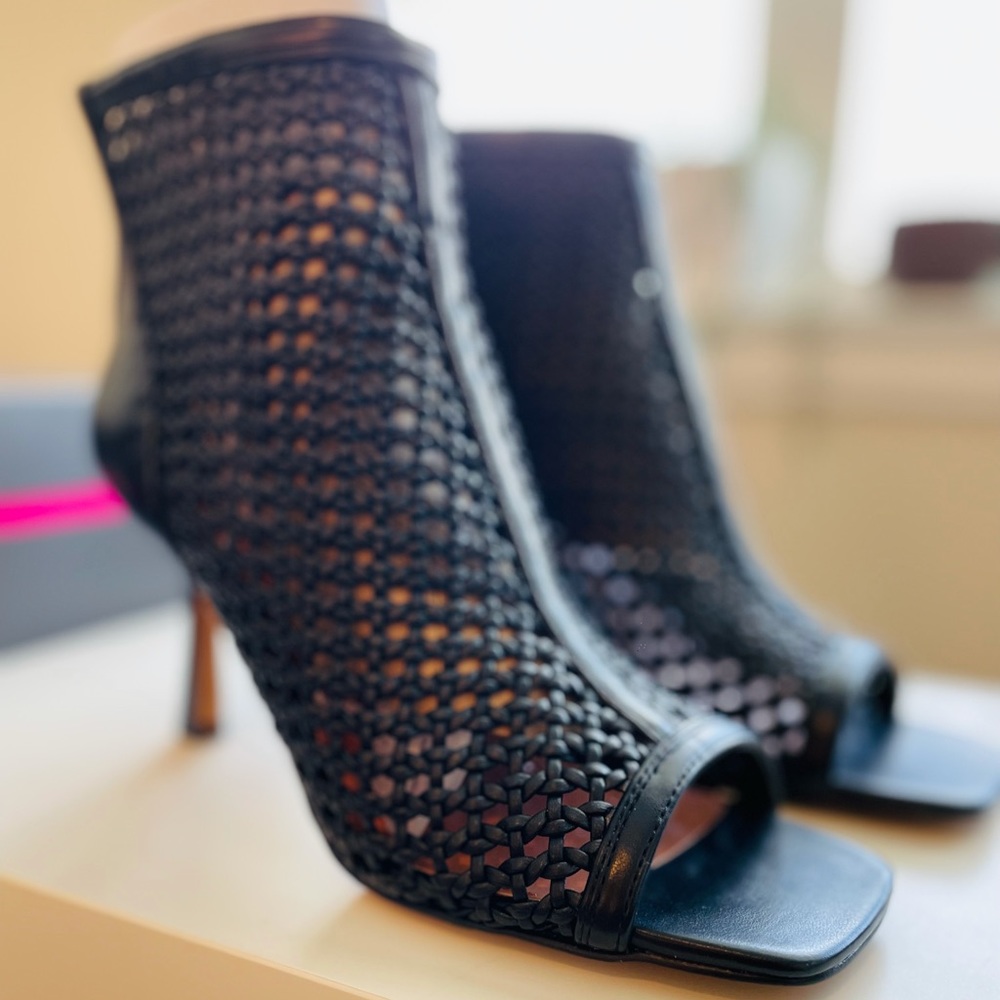 🔥Vince Camuto Emalani Cage Heel